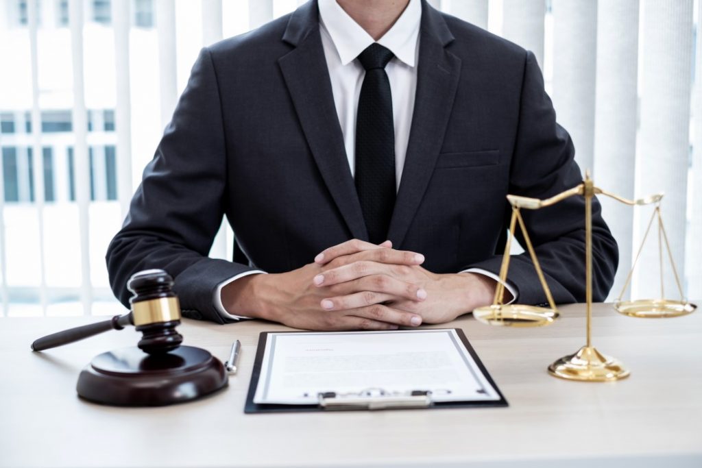 avocat sur son bureau